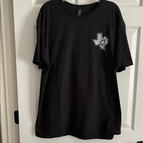 EUC GILDAN SAN ANTONIO SPURS T-Shirt - Picture 3 of 10